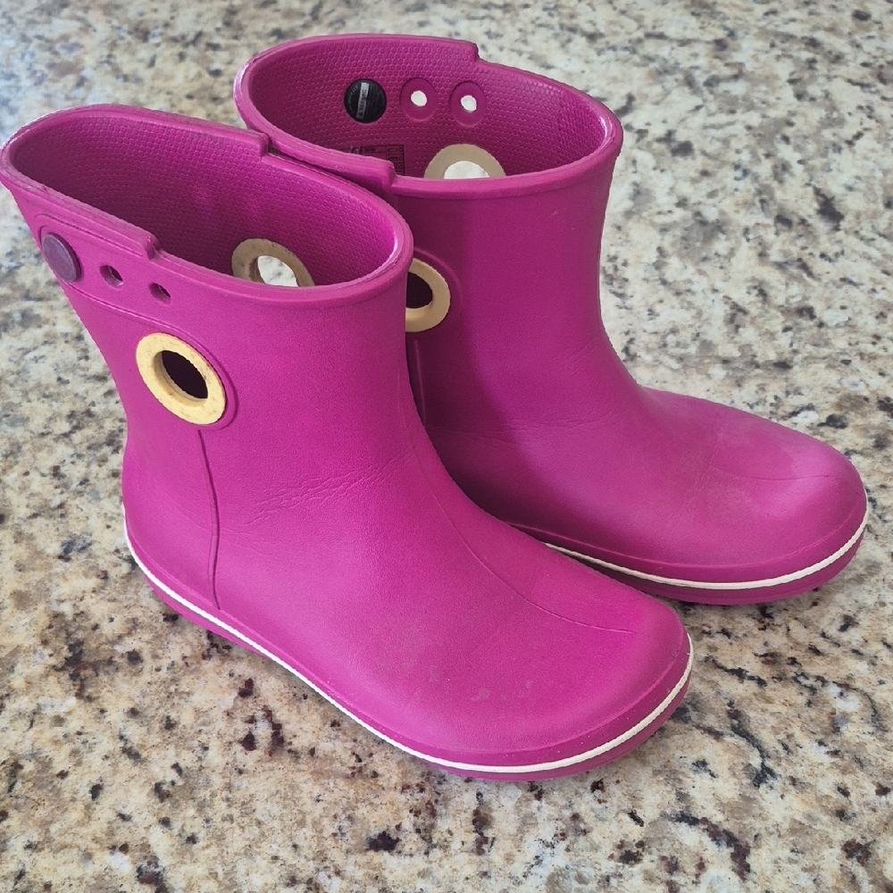 CROCS Women's Jaunt Shorty Boots In Berry Pink